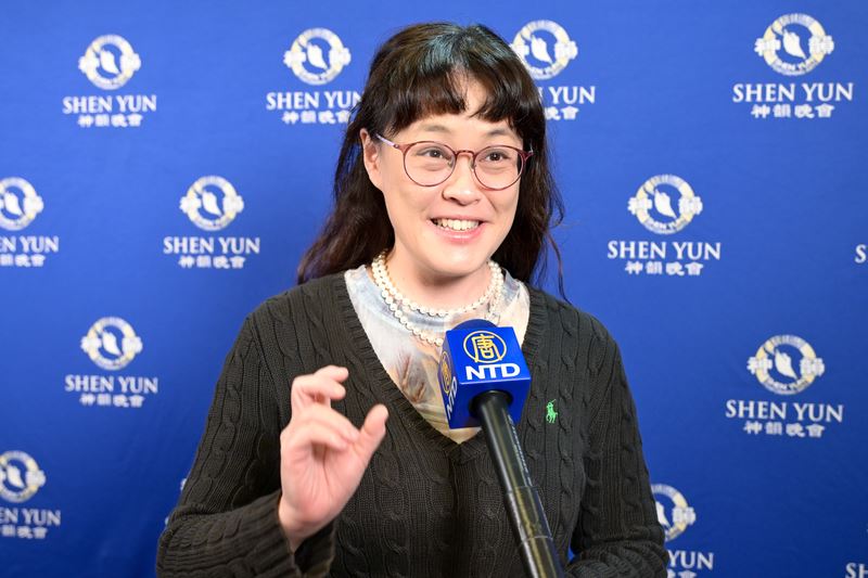 '图7:二零二五年三月二十九日,台湾世新大学传播管理学系副教授刘玉皙在台北观赏了神韵演出。(大纪元)'