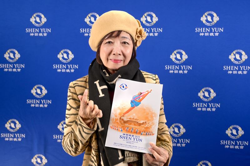 '图8:二零二五年三月二十日晚,泰国华商经贸协会副理事长、亚洲华商经贸联合总会执行长白佩琦在基隆观赏了神韵演出。(大纪元)'