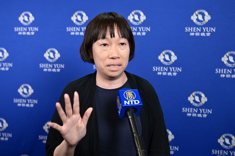 '图9:二零二五年三月二十六日晚,数位创意沟通股份有限公司创意长郑芬观赏了在台北的神韵演出。(大纪元)'