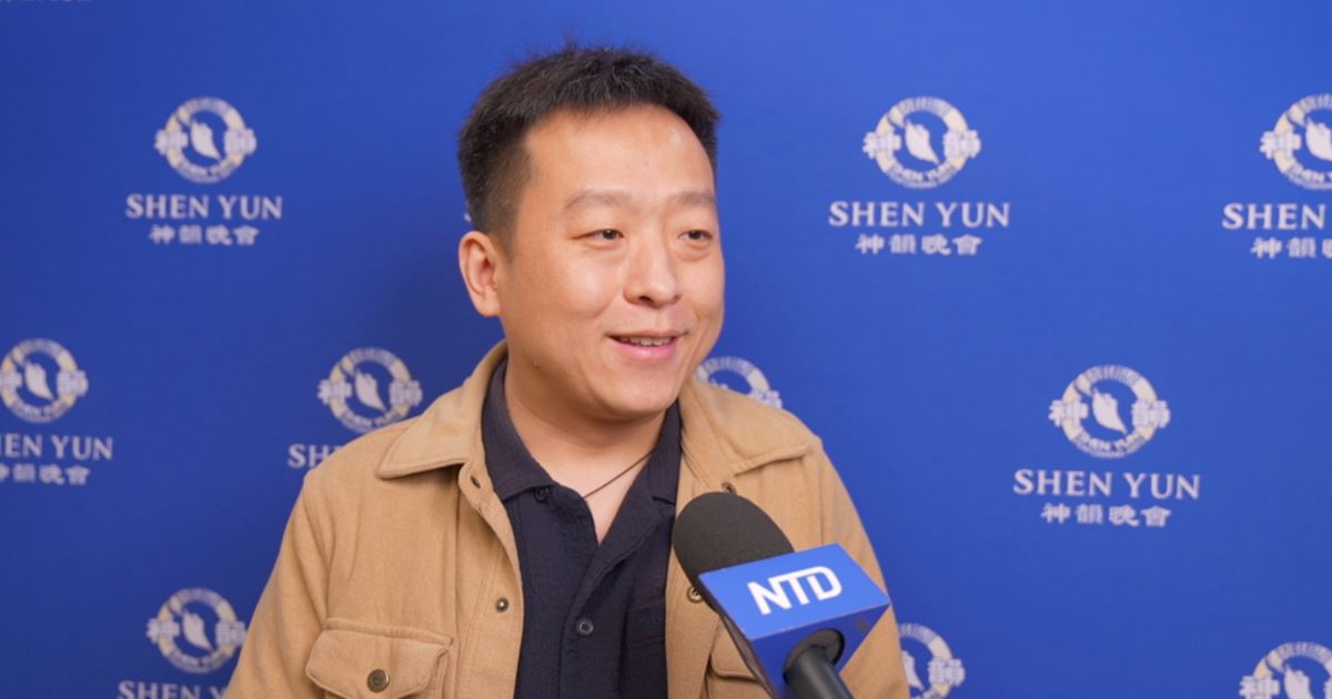 '图2:二零二五年三月二十九日下午,从中国大陆来美两年的华人安强先生在林肯中心观赏了神韵演出。。(新唐人电视台)'