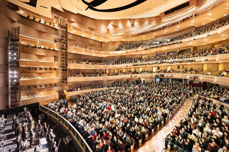 '图3:二零二五年四月五日,神韵新纪元艺术团在多伦多四季表演艺术中心(Four Seasons Centre for the Performing Arts)连演两场,场场爆满。'