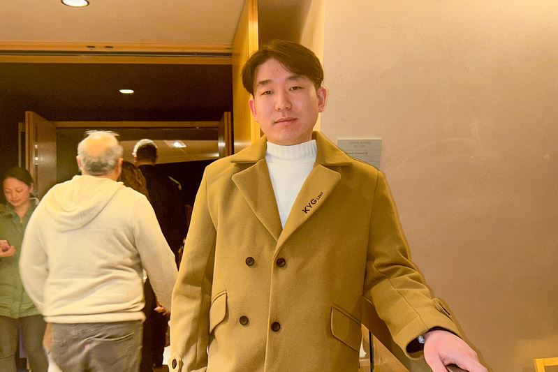 '图4:二零二五年四月五日晚,来自大陆的青年移民李先生在多伦多观赏了神韵演出。他表示,第二次来观赏神韵,希望能找到人生的答案。(大纪元)'