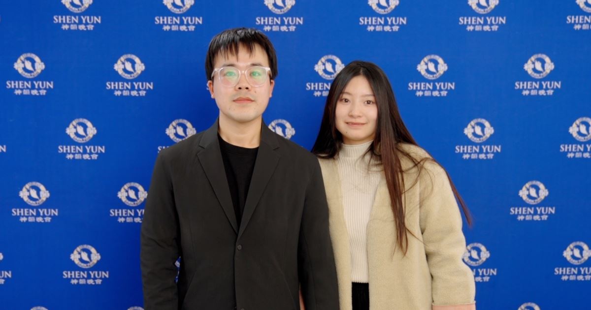 '图5:二零二五年四月六日下午,大陆新移民李磊夫妇在多伦多观赏了神韵演出。(新唐人电视台)'