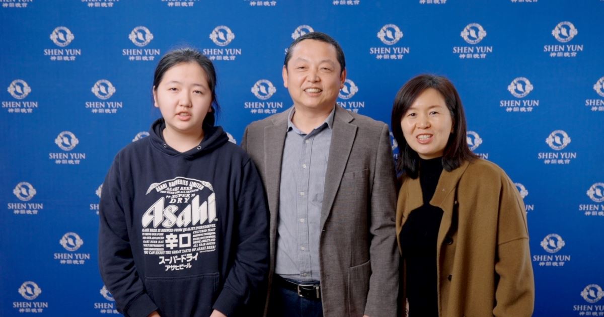 '图6:二零二五年三月三十日下午,华人新移民宋锋学携妻女在多伦多观赏了神韵演出。(新唐人电视台)'