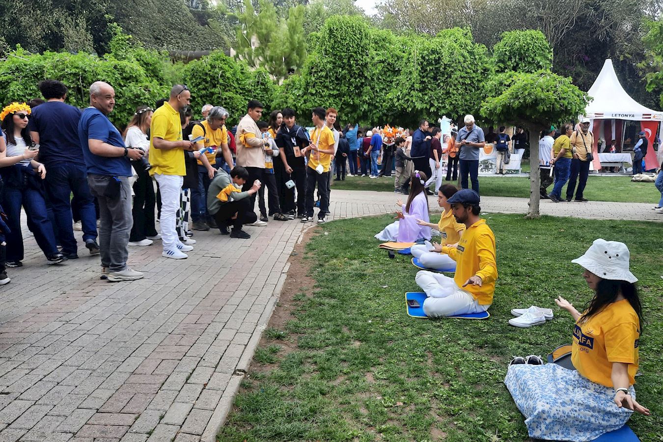 '图4:法轮功学员在阿塔图尔克公园(Atatürk Park)进行功法展示。'