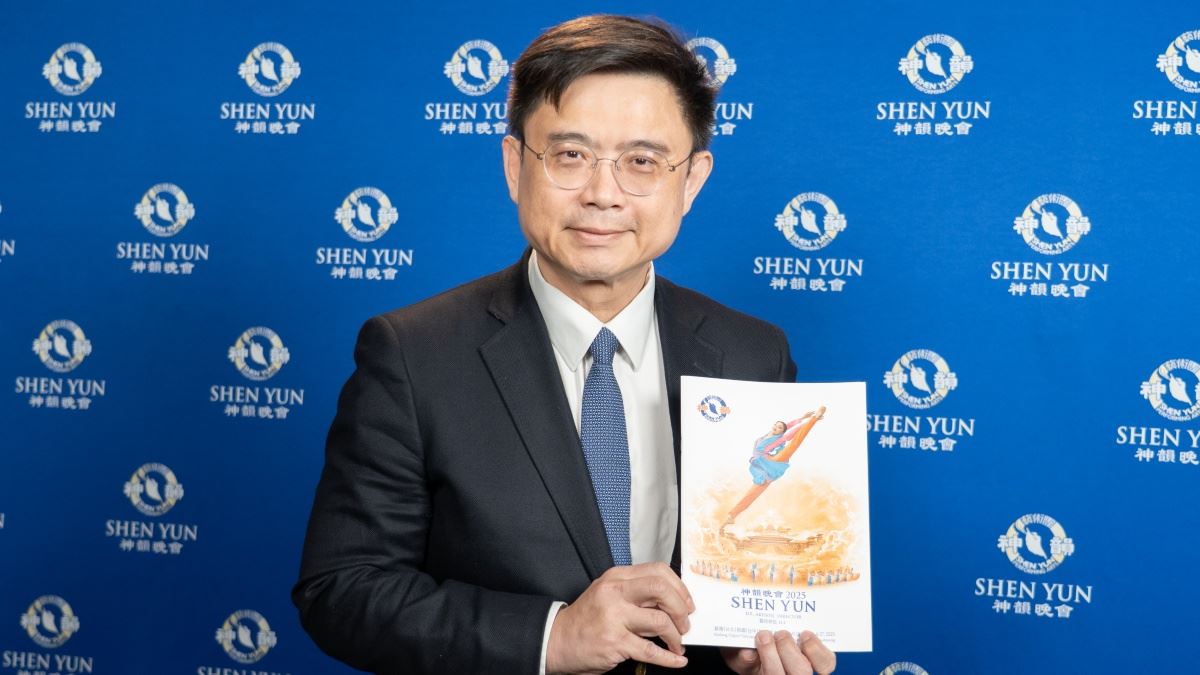 '图6:二零二五年四月十五日下午,立法委员赖瑞隆在高雄卫武营歌剧院观赏了神韵演出。(大纪元)'