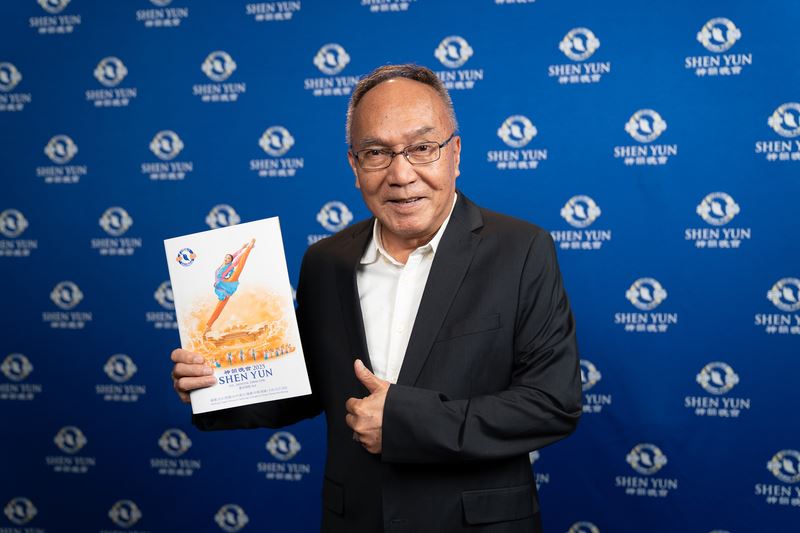 '图8:二零二五年四月十四日,屏东县议员洪明江在高雄观赏了神韵演出。(大纪元)'