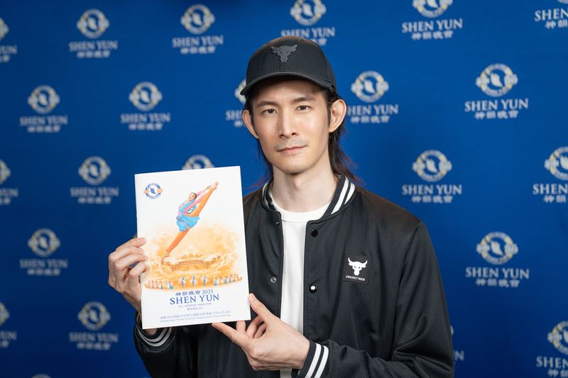 '图9:二零二五年四月十五日晚,百万网红波特王在高雄观赏了神韵演出。(大纪元)'