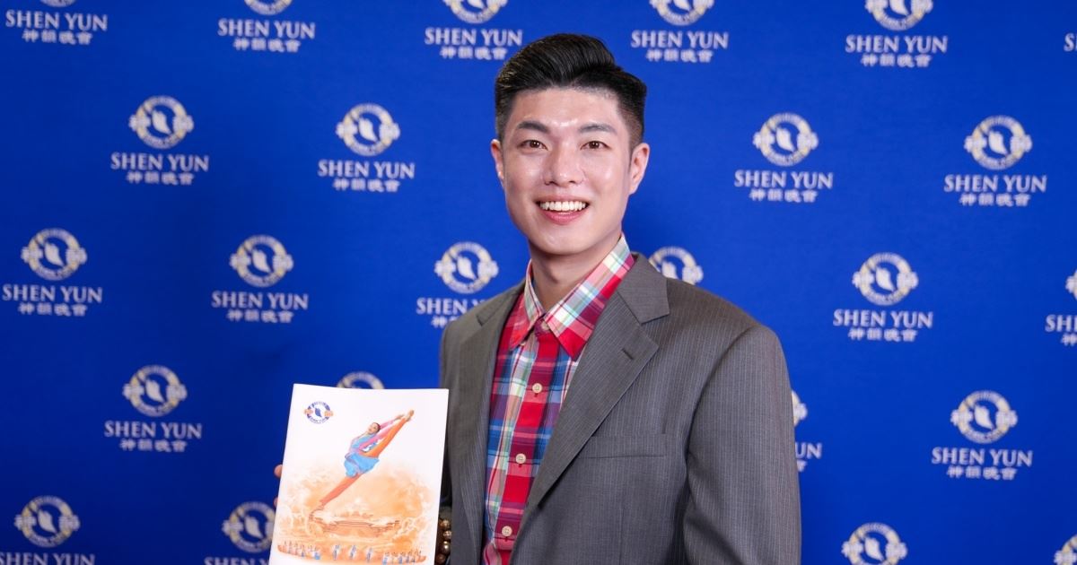 '图11:二零二五年四月十二日晚,前手球国手、现任体能教练周训民在台南观赏了神韵演出。(大纪元)'