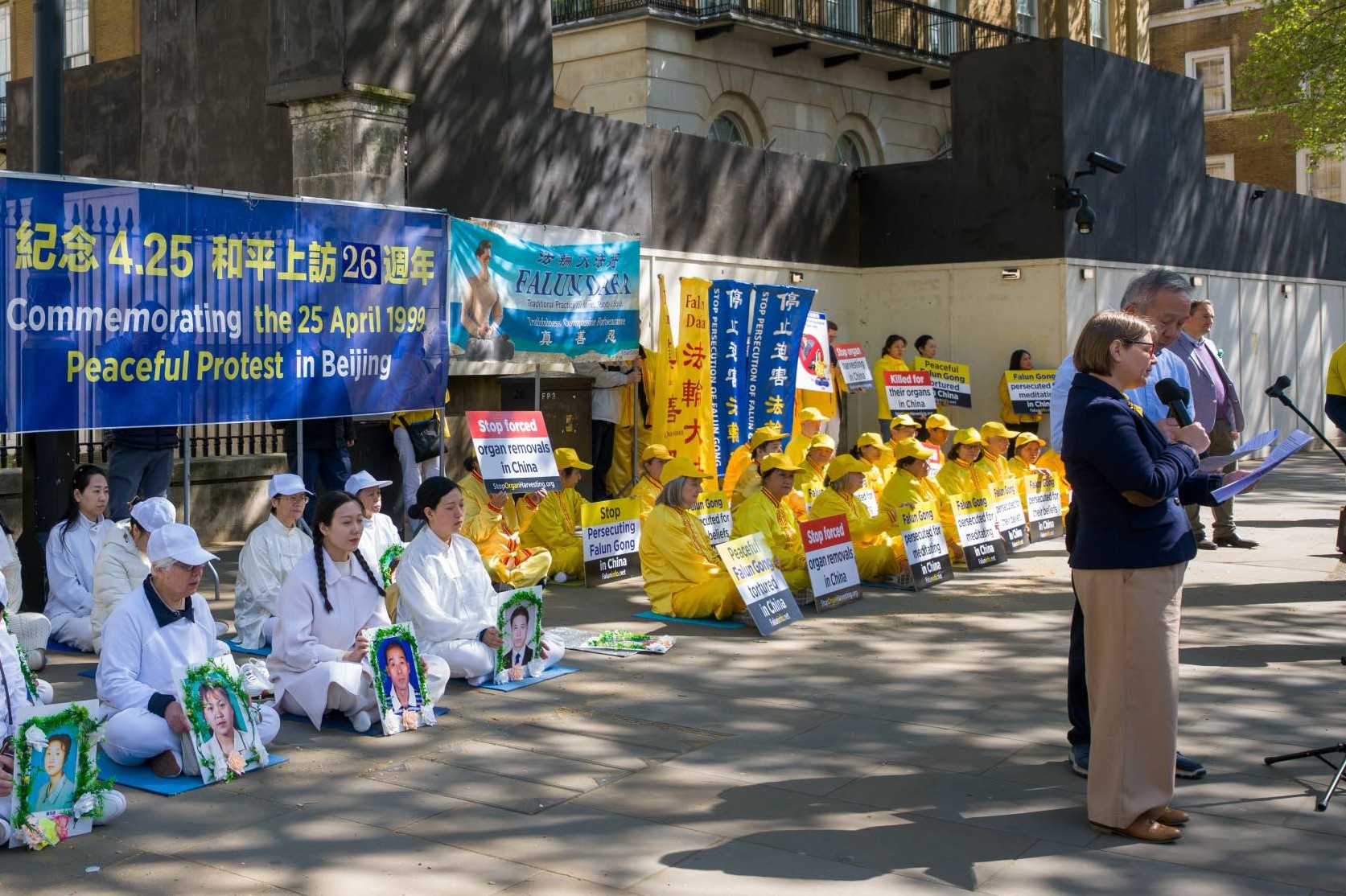 图12:法轮功学员在首相府对面举行新闻发布会,宣读英国政要的支持信函。