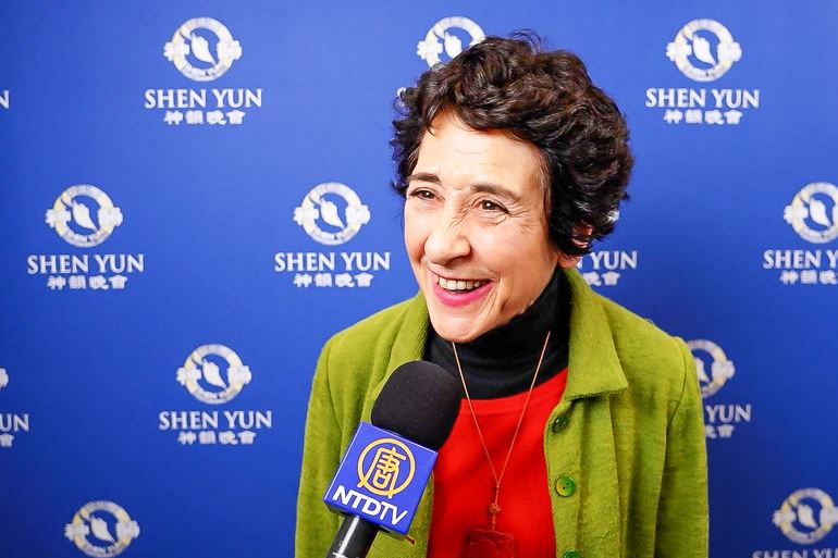'图6:二零二五年三月二十八日,法国音乐剧作家、小提琴家约瑟芬·劳伦斯(Joséphine Laurens)在法国蒙彼利埃观赏了神韵演出。(新唐人电视台)'