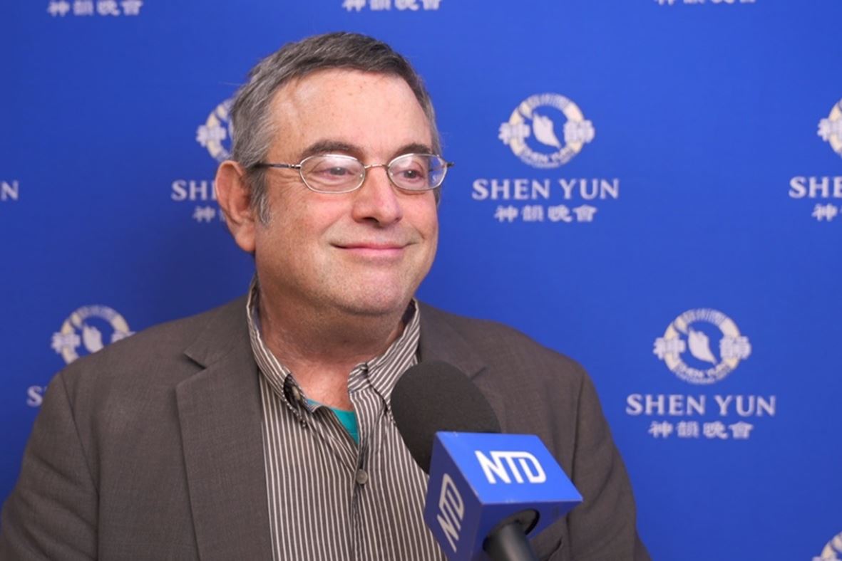 '图9:二零二五年三月三十日,美国纪录片导演罗杰·哈里斯(Roger Harris)在林肯中心观赏了神韵演出。(新唐人电视台)'