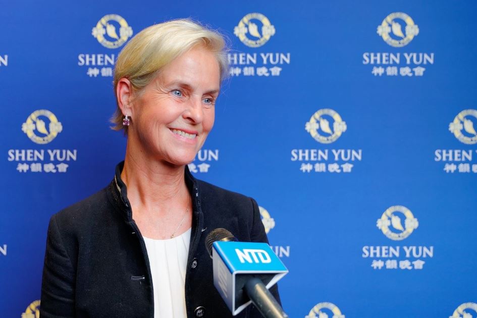 '图11:二零二五年三月二十五日,德国女伯爵、企业家罗莎莉·冯·兰茨贝格-维伦(Rosalie von Landsberg-Velen)观赏了神韵在柏林的演出。(新唐人电视台)'