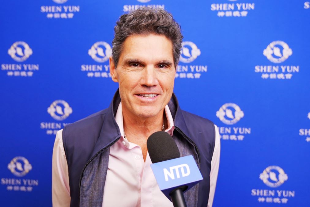 '图13:美国著名律师约翰·劳罗(John Lauro)观看了神韵纽约艺术团今年在纽约林肯中心的演出。 (新唐人电视台)'