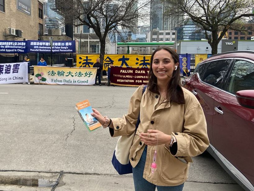 '图6:芝加哥居民朱莉娅·哈兰(Julia Harlan)支持法轮功学员反迫害。'