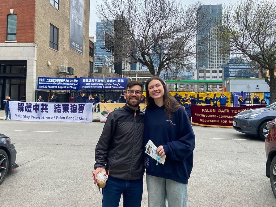 '图9德州达拉斯人昌斯·尤克特(左)和妹妹布鲁克·尤克特(右)支持解体中共。'