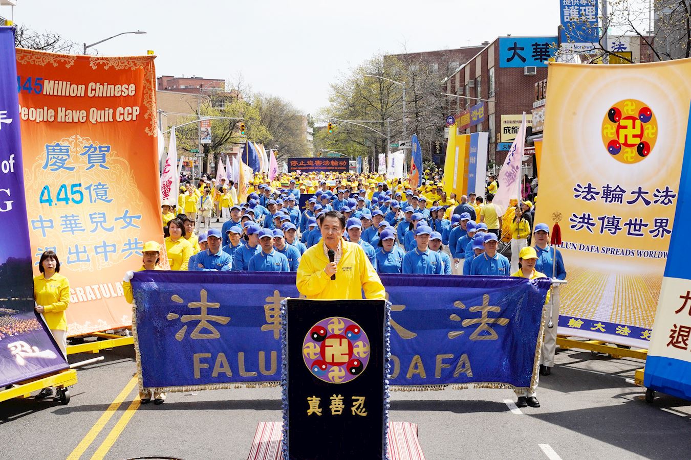 '图1:二零二五年四月十九日,纽约法轮功学员举行纪念“四·二五”和平上访26周年集会,法轮大法信息中心发言人张而平发言:请站在历史正确的一边。'