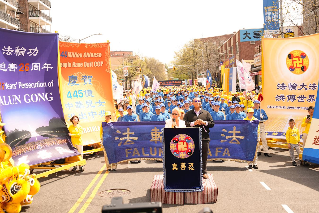 '图3:民主党社区领袖玛莎(Martha Flores-Vazquez,左)和曾担任助理检察官的朋友塞缪尔·奥尔蒂斯(右)一道参加集会并发言:和法轮功站在一起。'