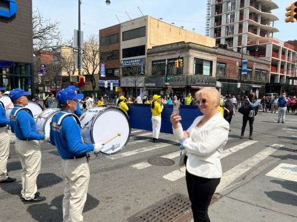 '图19:二零二五年四月十九日,王后区第40选区民主党领袖Martha Flores-Vazquez前来观看法轮功纪念四‧二五26周年游行。'