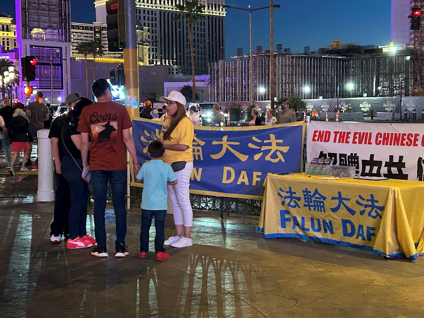 '图3~10:游客驻足签名支持法轮功学员反迫害。'