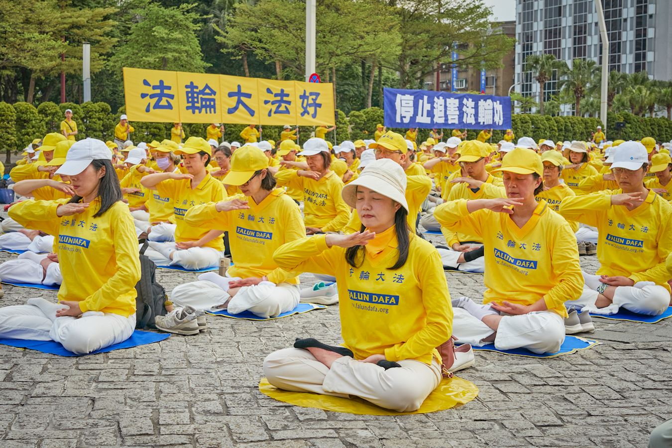 '图1~3:二零二五年四月十九日,法轮功学员在台北市府广场前举办记者会并集体炼功。'
