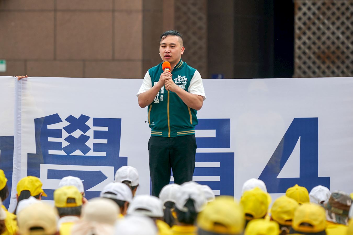 '图8:刘建国委员办公室主任周岳弘'