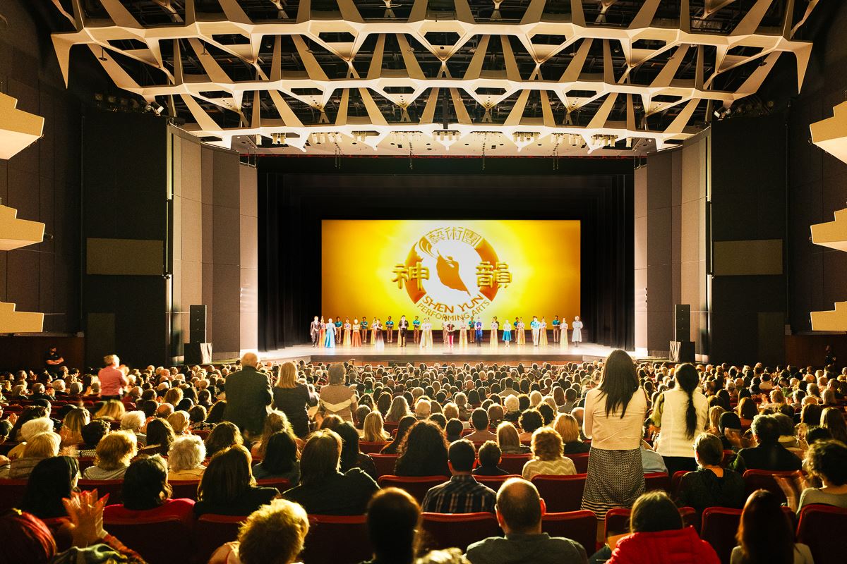 '图2:二零二五年四月九日至四月十三日,神韵新纪元艺术团在加拿大蒙特利尔艺术中心(Place des Arts)维尔佛雷德-佩雷提埃(Wilfrid-Pelletier)剧院五天共演出六场,现场的观众超过一万人。图为四月十三日下午的最后一场演出谢幕照。'