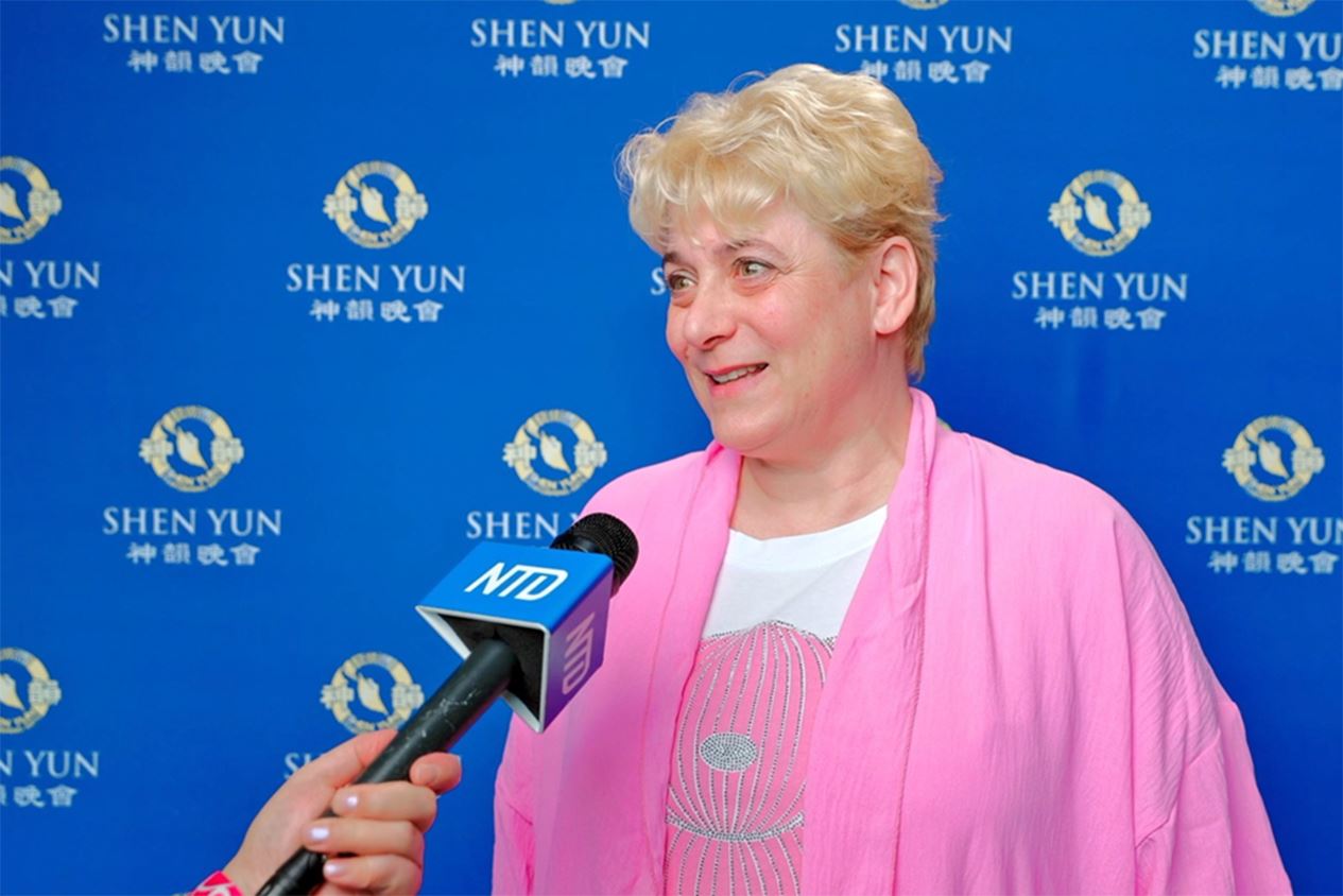 '图11:二零二五年四月五日,德国女高音歌手、合唱团指挥丹妮拉・罗斯林斯霍弗-穆勒(Daniela Röthlingshöfer-Müller)和朋友驱车三百多公里,在菲森市观赏了神韵演出。(新唐人电视台)'