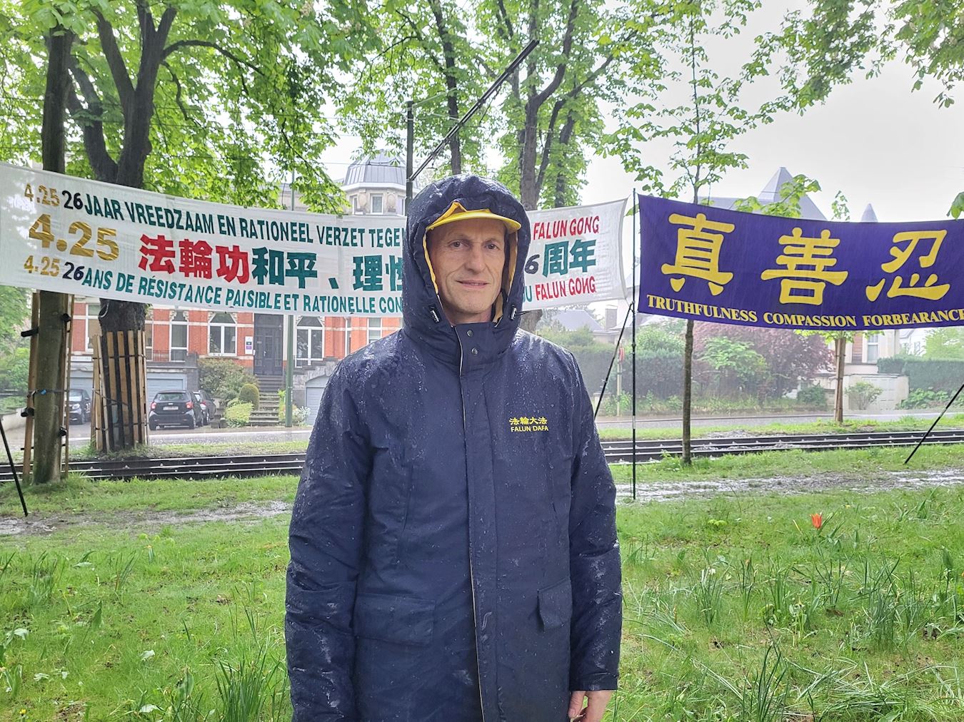 '图4:威尔弗里德·杜尚说“四·二五”中表现出的理性、坚定与慈悲,将被历史铭记。'