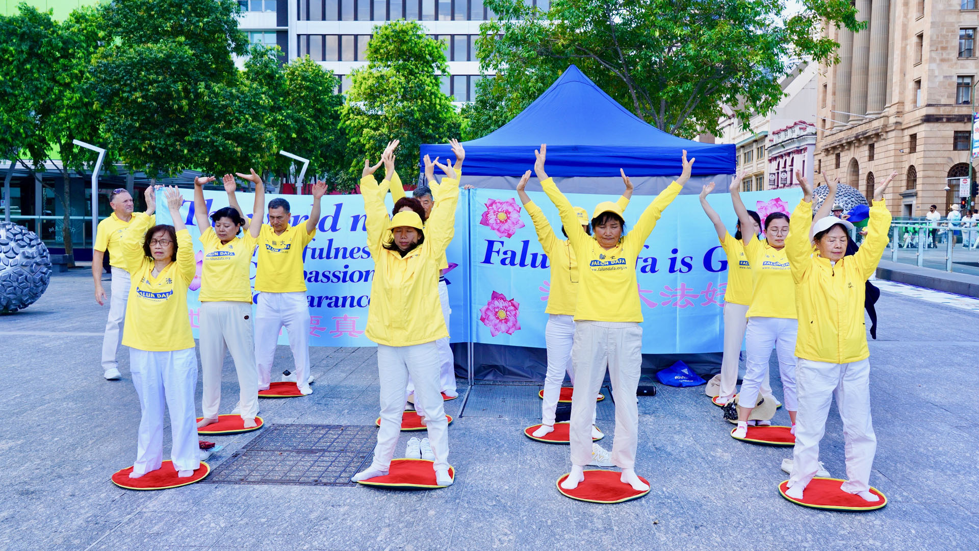 图1~3:昆士兰法轮功学员齐聚布里斯班广场(Brisbane Square)举办纪念“四·二五”法轮功学员和平上访二十六周年活动,广传真相。