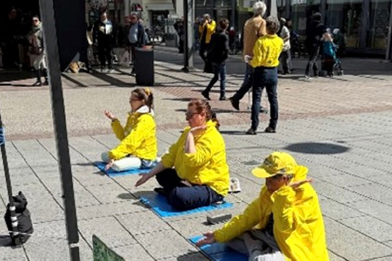 图1:二零二五年四月十九日复活节星期六学员向市民及游客演示法轮大法的第五套功法(神通加持法)