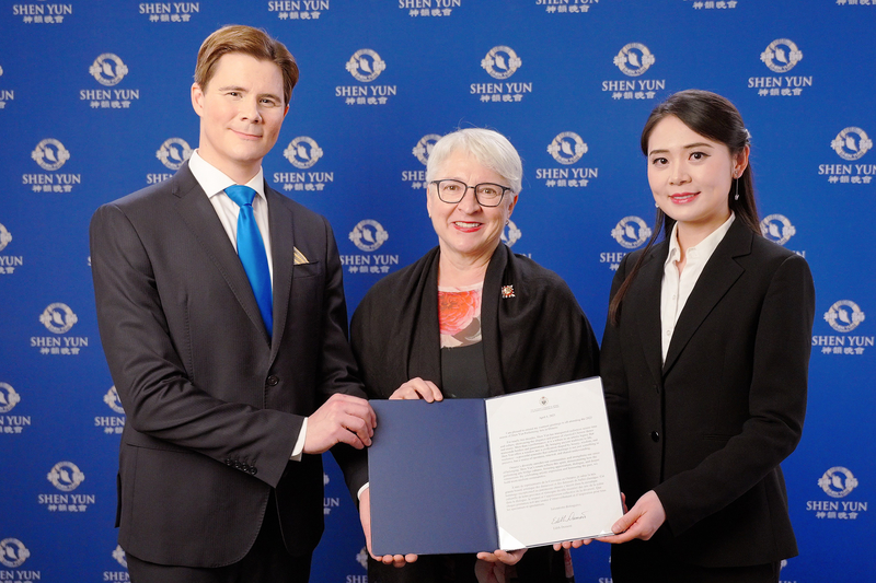 图6:二零二五年四月十九日晚,加拿大安大略省督伊迪丝・杜蒙(Edith Dumont)在首都渥太华国家艺术中心(National Arts Centre-NAC)观看了神韵新纪元艺术团的演出,并给神韵艺术团颁发褒奖。(新唐人电视台)
