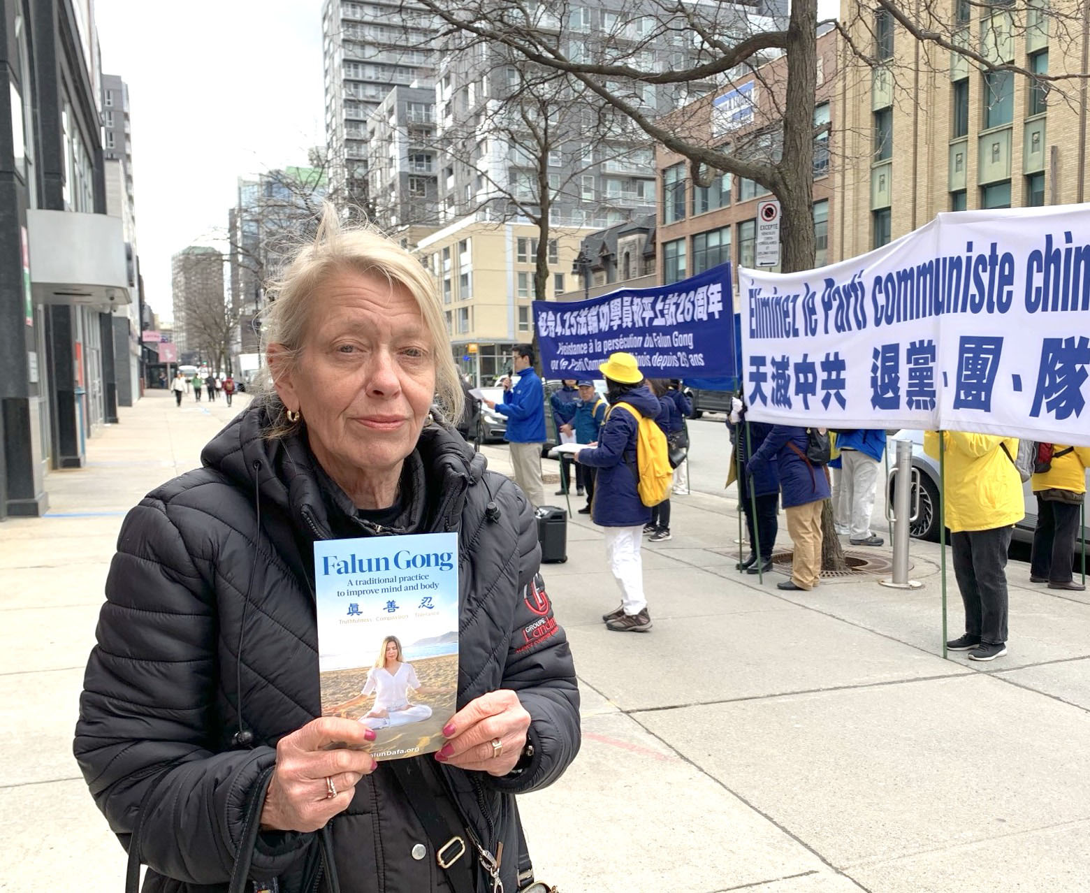 图3:蒙特利尔市民沙戎・布莱恩(Sharon Brien)对法轮功学员表示支持。