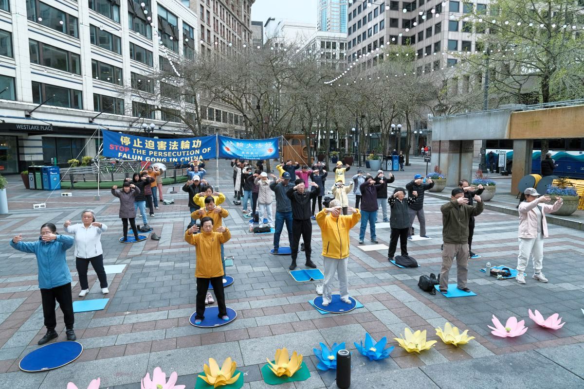 '图1~2:二零二五年四月二十日,法轮功学员在西雅图市中心的西湖公园(Westlake Park)炼功,纪念“四・二五”法轮功和平上访二十六周年。'