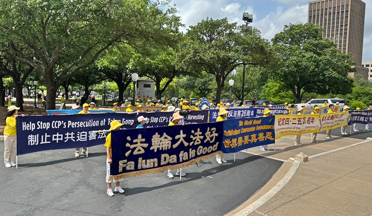 '图1~3:美国德州法轮功学员在州议会大厦前集会纪念四‧二五和平上访'