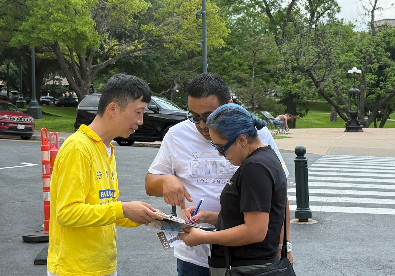 '图6:法轮功学员在集会活动中讲真相、征签'
