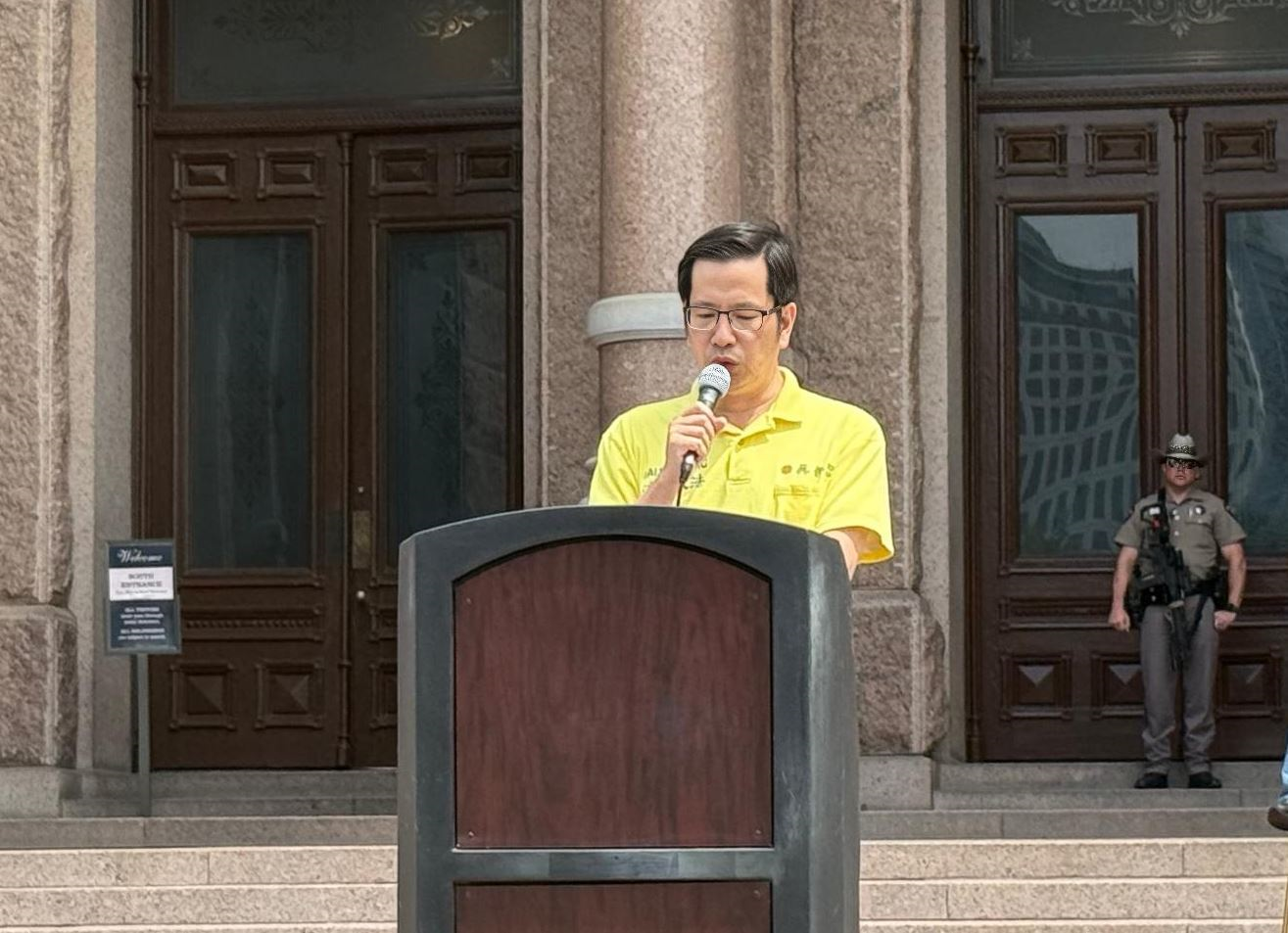 '图7:美南法轮大法学会会长杨先生正在集会上发言'