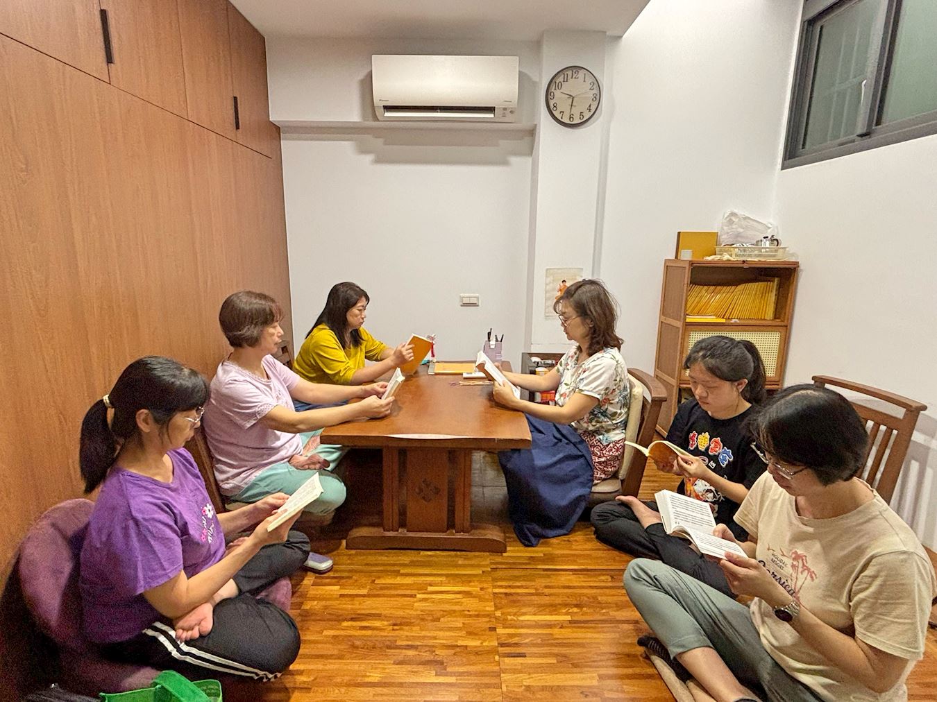 '图2:子姗(右二)、苹鋆(左一)及家族其他亲人们,每周一起学法,共沐法光。'