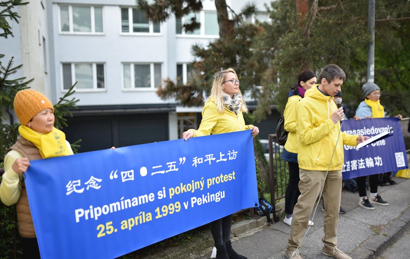'图2:二零二五年四月二十四日,斯洛伐克法轮大法学会主席马雷克・塔塔尔科(Marek Tatarko)在布拉迪斯拉伐中共大使馆前发言,纪念北京“四・二五”和平上访。'