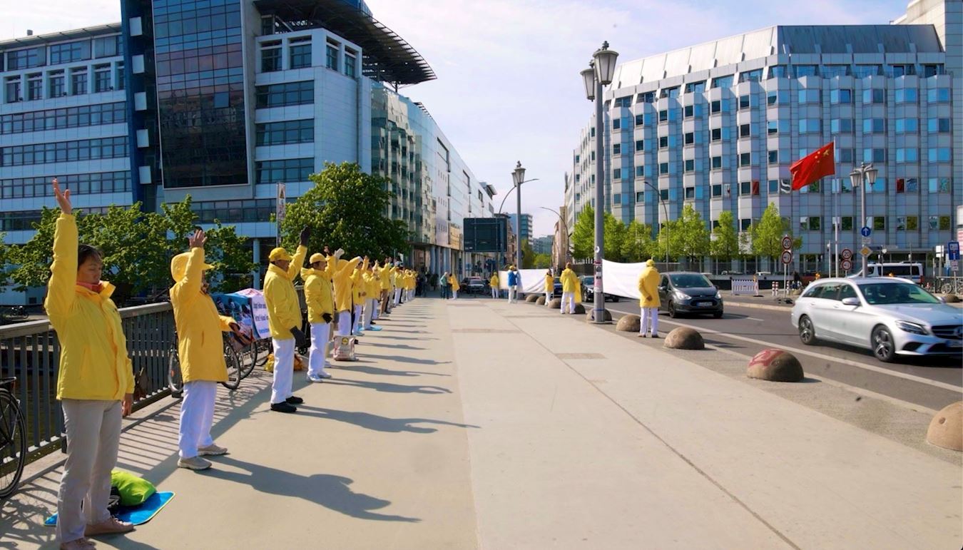'图2~3:二零二五年四月二十五日,法轮功学员在柏林中使馆对面的亚诺维茨桥(Jannowitzbrücke)上举办纪念活动。'
