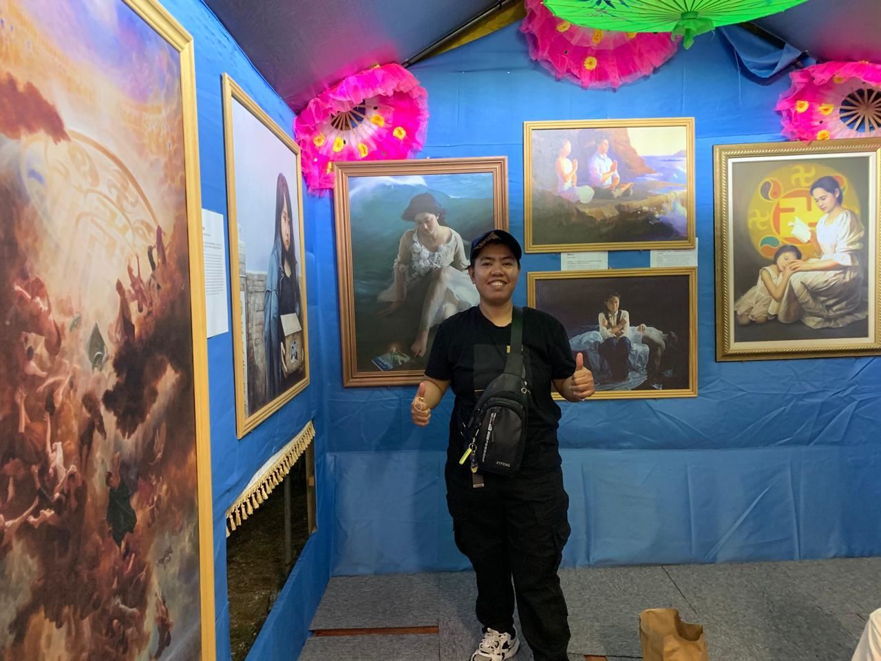 '图1~7:人们前来观赏真、善、忍美展。'