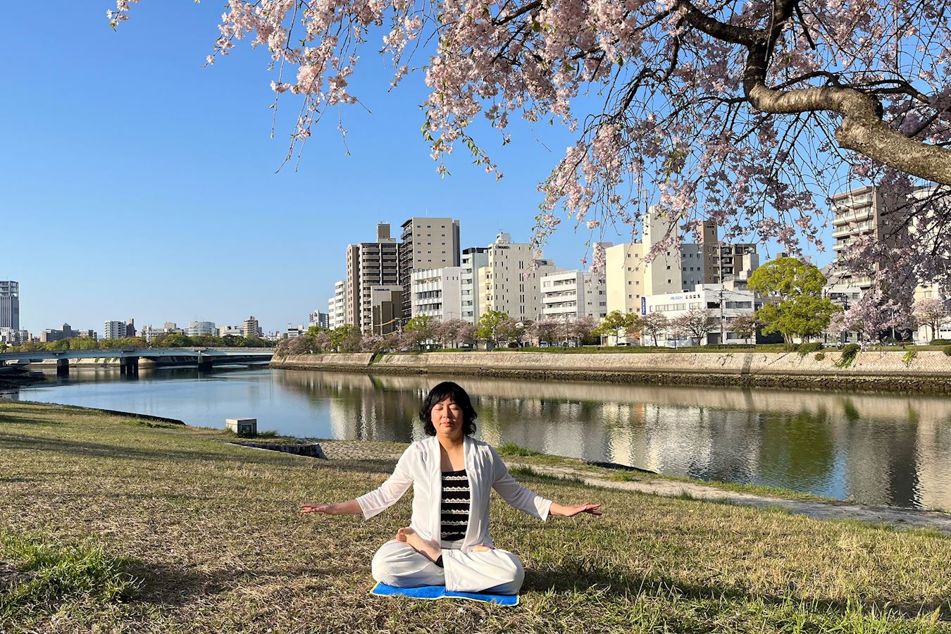 '图1:平井阳子女士在炼法轮功第五套功法。'