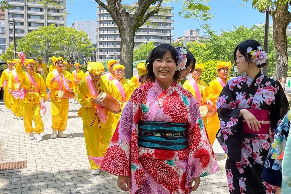 '图2:重获新生后的平井女士(中间穿红色和服者),参加法轮功弘法活动。'