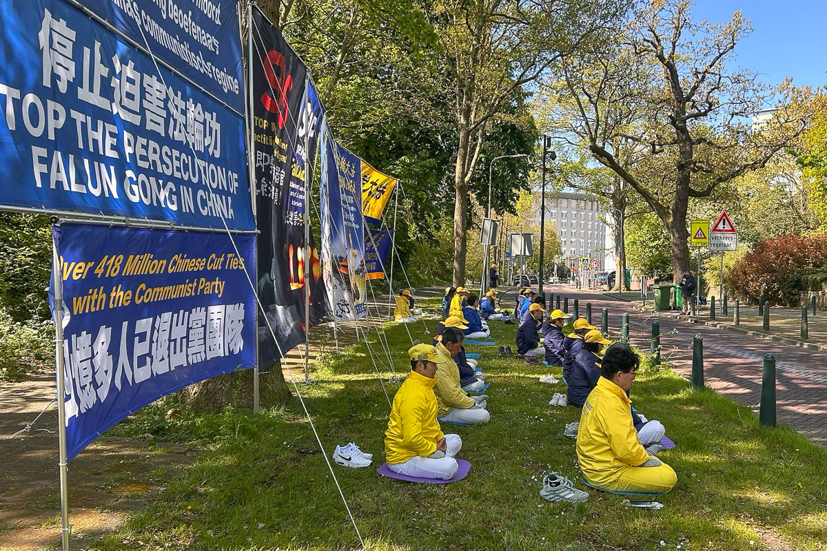 图1~4:学员在海牙中共驻荷兰大使馆前集会,静坐请愿。