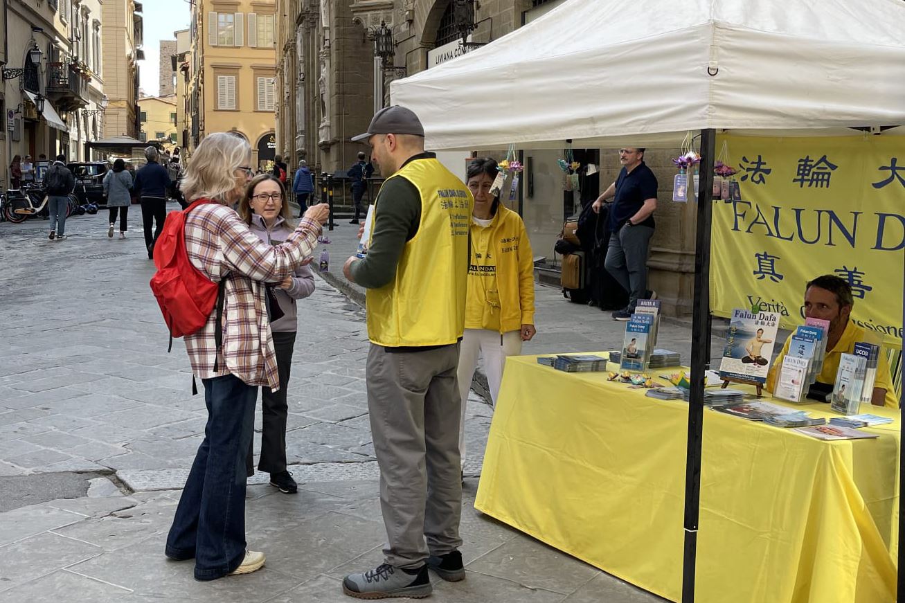 '图1~5:四月二十五日,法轮功学员在文艺复兴历史名城佛罗伦萨(Firenze)市中心的圣玛利亚(Santa Maria)教堂广场,举行纪念四·二五法轮功和平上访二十六周年活动,广受民众的喜爱。'