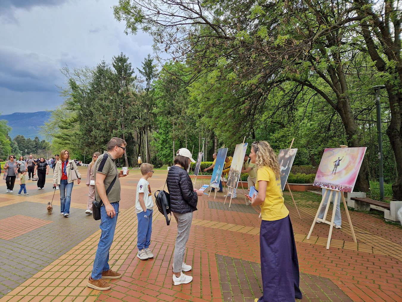 '图5~6:二零二五年四月二十六日,部份保加利亚法轮功学员举办了真善忍美展。'