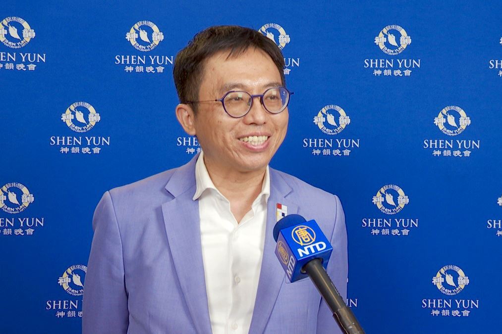 '图9:二零二五年四月十六日下午,画廊艺术顾问林丁禾在高雄观赏了神韵演出。(新唐人电视台)'
