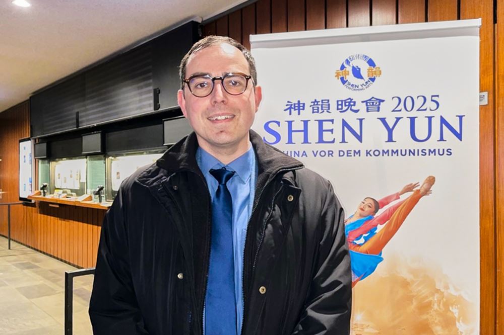 '图3:二零二五年三月二十七日晚,前德国国会议员安东‧弗里森(Dr. Anton Friesen)在柏林观赏了神韵演出。 (大纪元)'