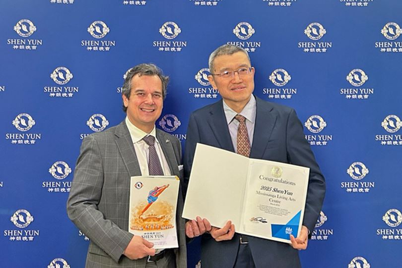 '图4:二零二五年三月二十五日晚,加拿大安省密西沙加市议员史蒂芬‧丹斯科(Stephen Dasko)向神韵主办方颁发褒奖。(大纪元)'