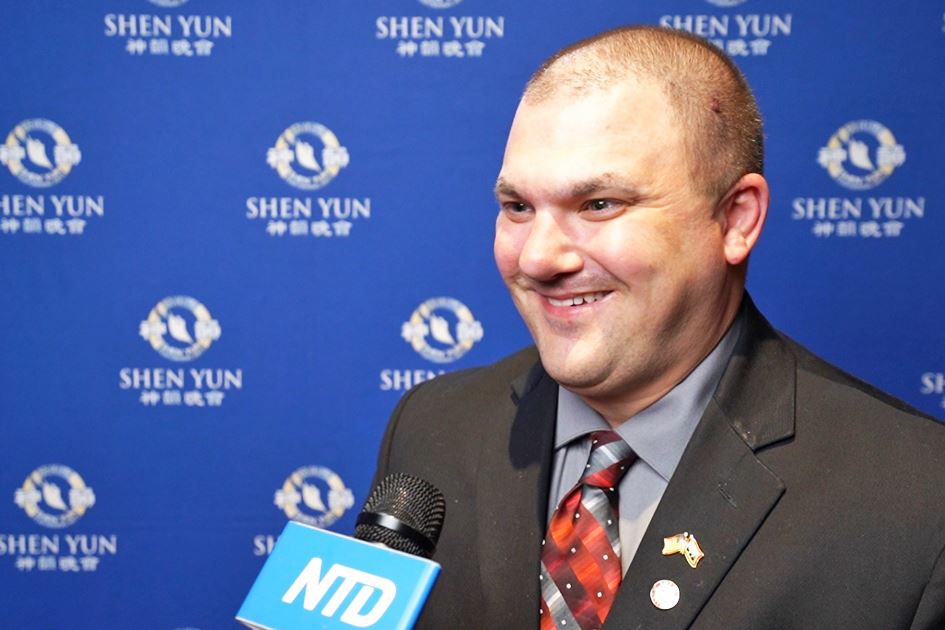 '图7:二零二五年三月二十五日,美国怀俄明州首府夏安市议员、地理学教授马克·穆迪(Mark Moody)观赏了在夏安市的神韵演出。(新唐人电视台)'